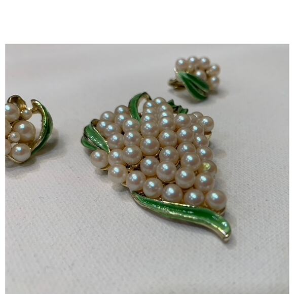 Pearl Cluster Grapes Enamel Leaves Pin Brooch & Earrings Clip MCM Vintage Set 3 - Picture 3 of 11